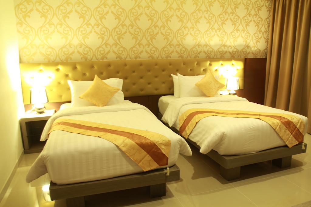Patong Hemingways Silk Hotel מראה חיצוני תמונה