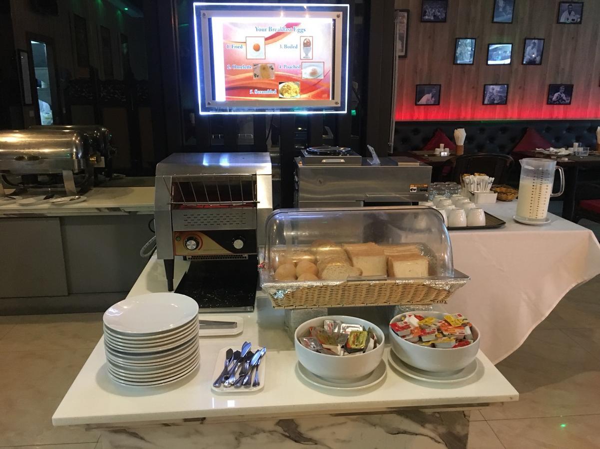 Patong Hemingways Silk Hotel מראה חיצוני תמונה