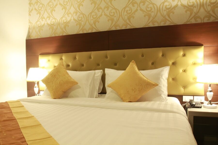 Patong Hemingways Silk Hotel מראה חיצוני תמונה